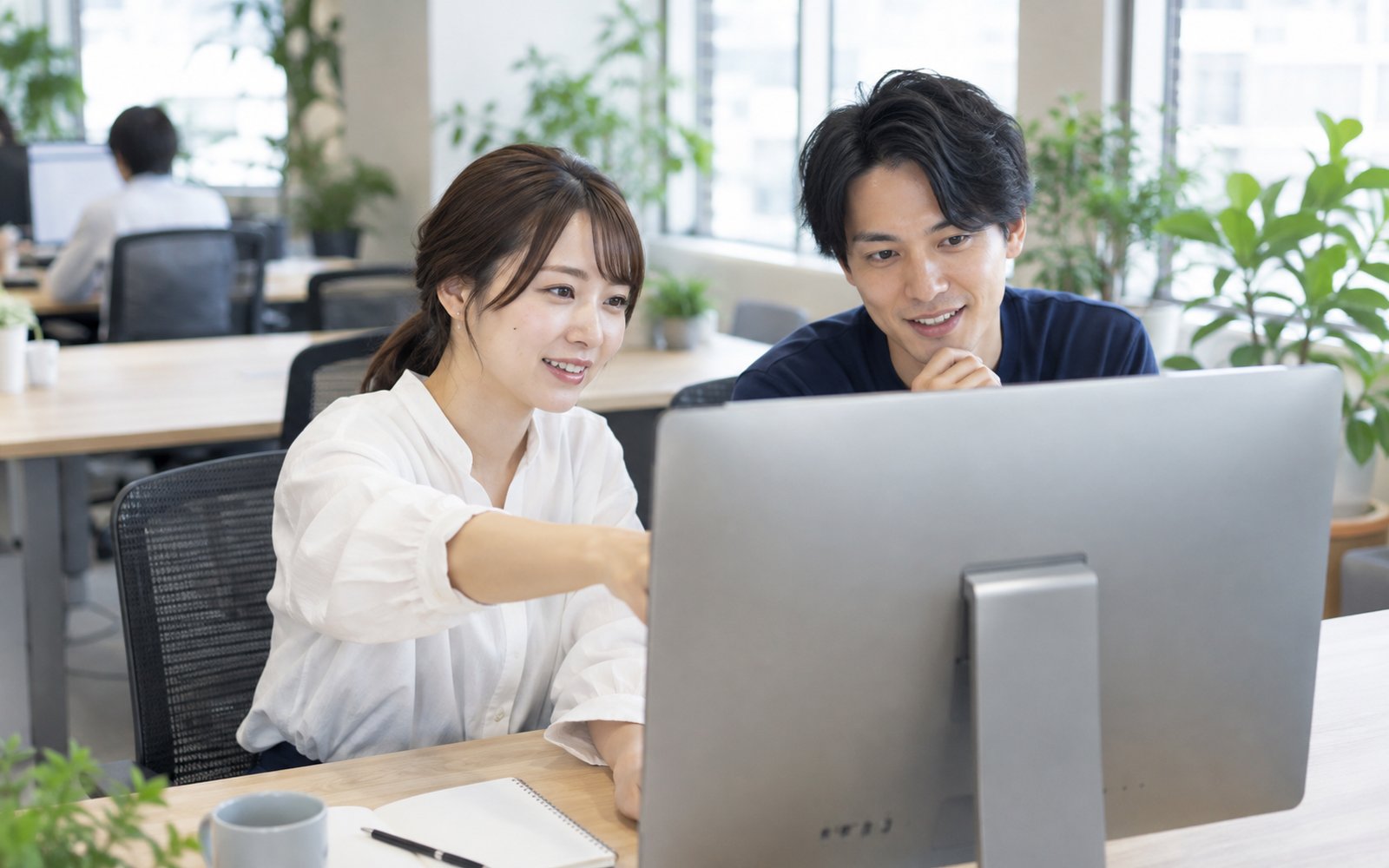 お客様の原稿をもとにホームページを制作するスタッフ