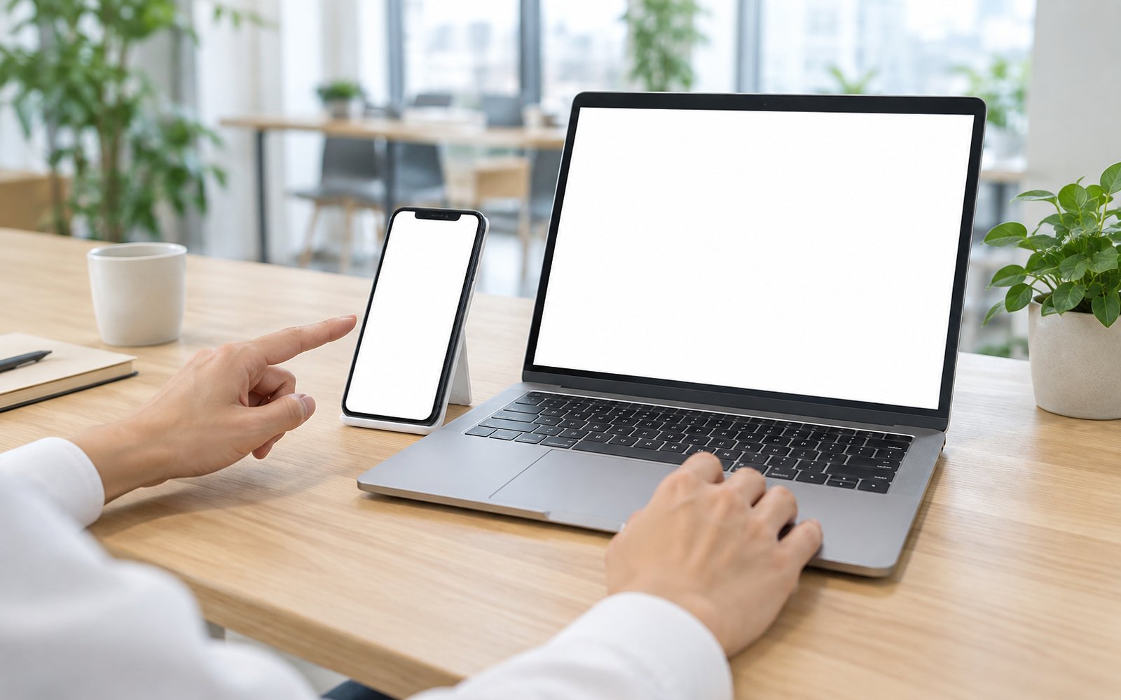 公開前にパソコンとスマートフォンで表示を確認するスタッフ