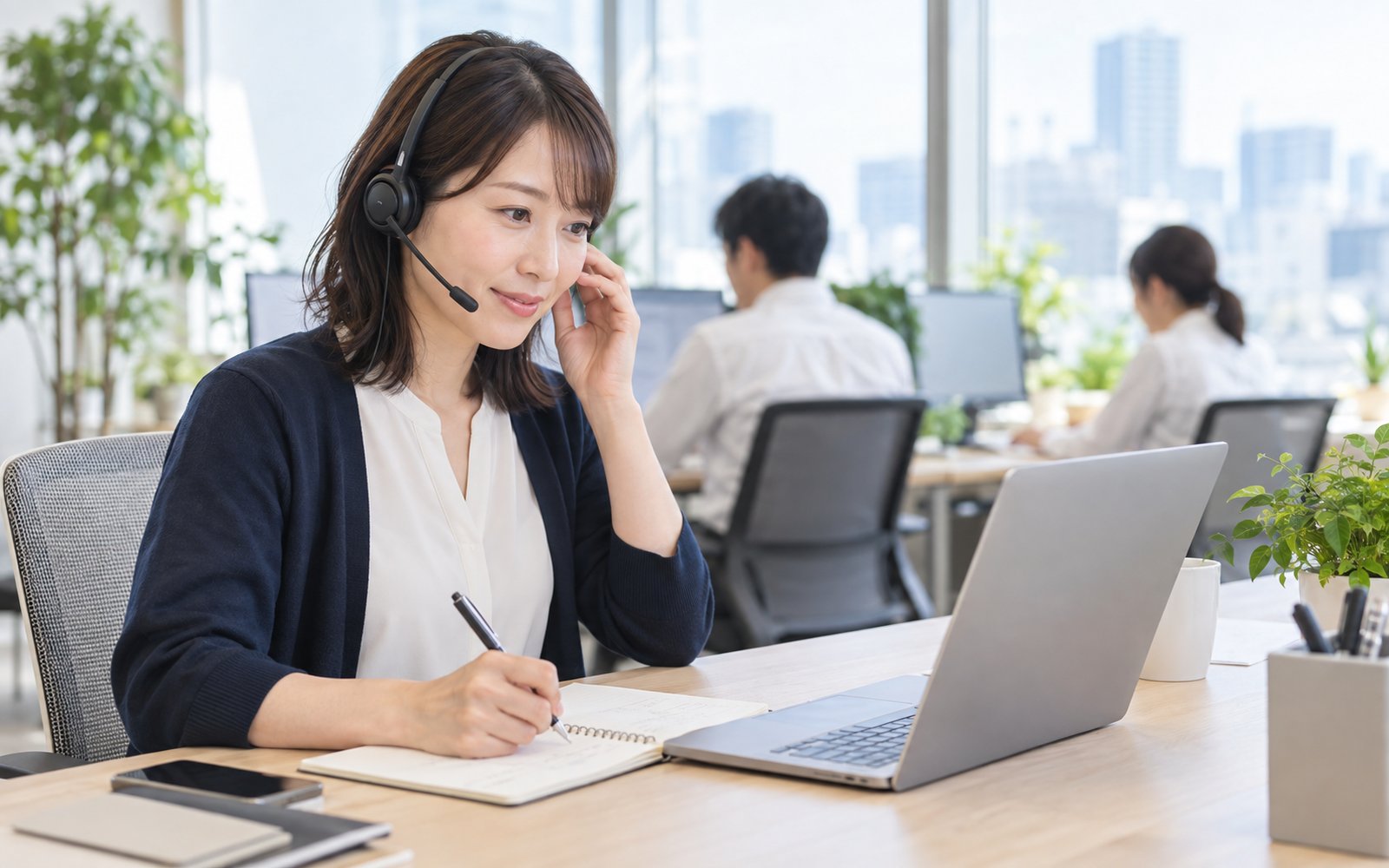 お客様のご相談をお電話で聞き取るスタッフ