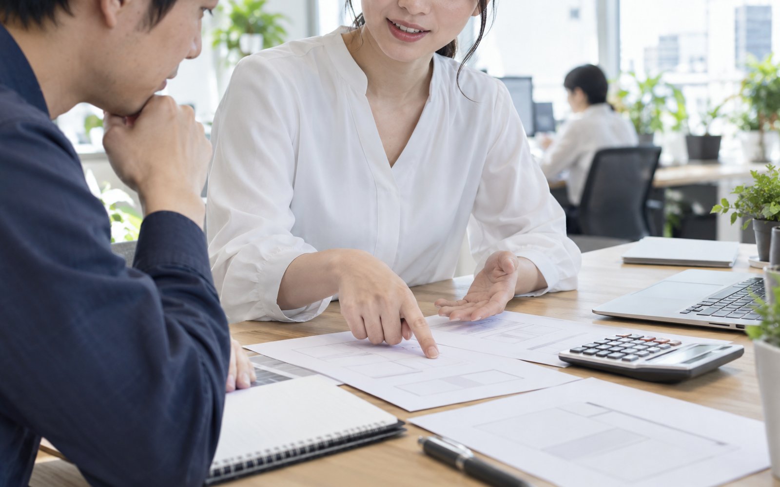 お客様のご要望を聞きながら概算をお伝えするスタッフ