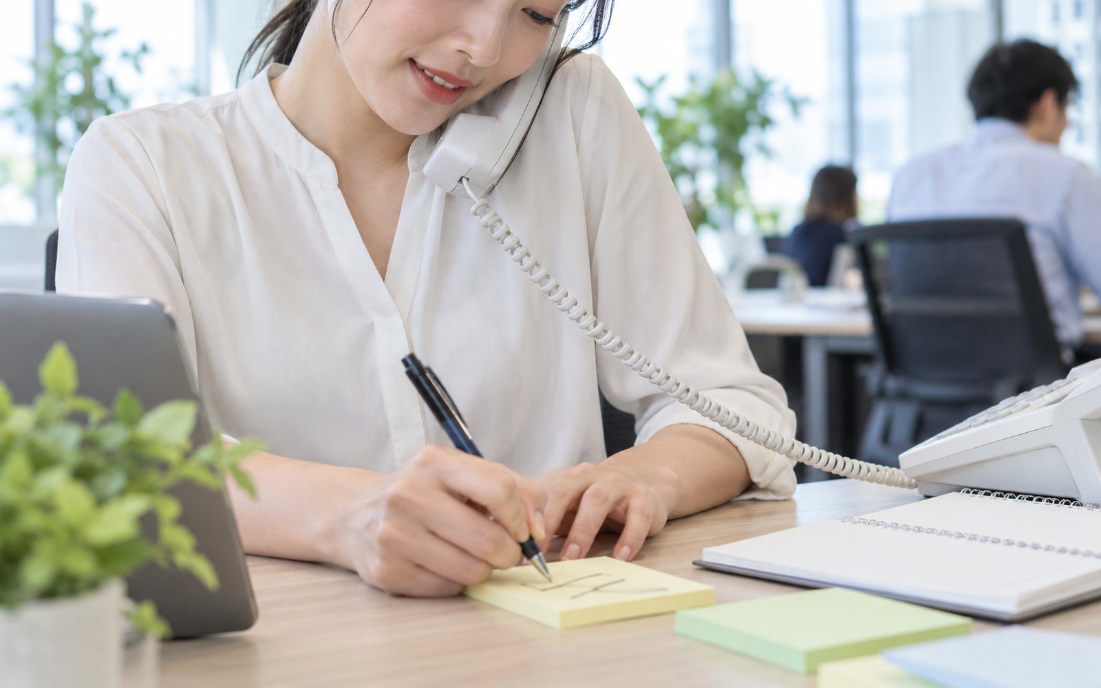 ご紹介のご連絡を電話で受けるスタッフ