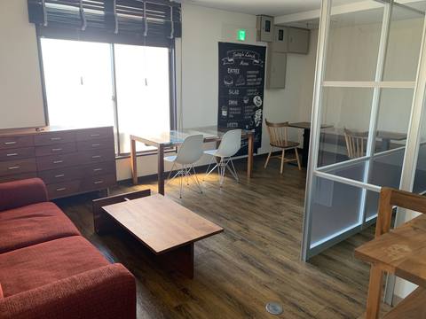 同ビルのドッグカフェ ulala cafe の店内（ラウンジ席）